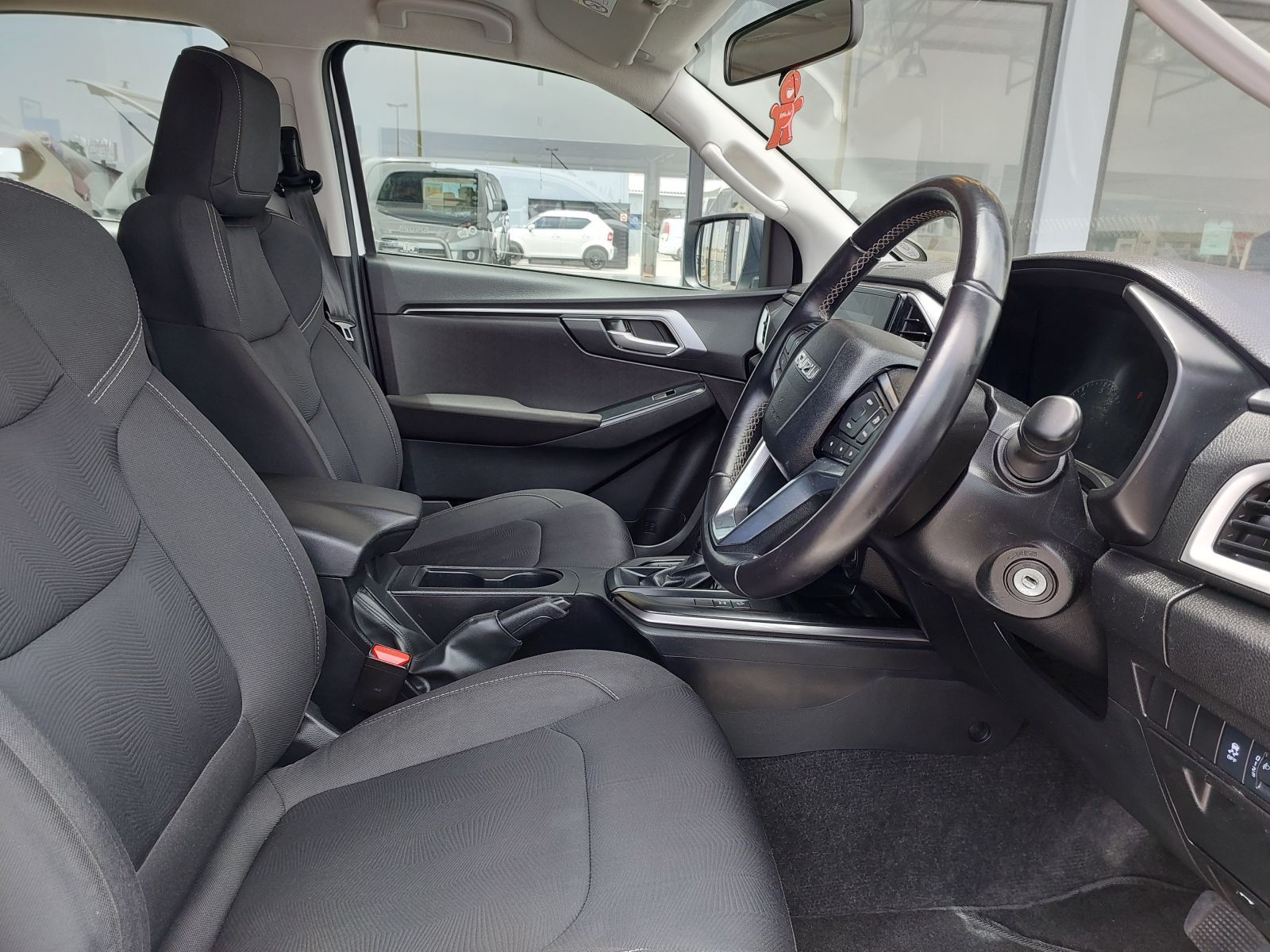 2023 Isuzu D-MAX photo 8
