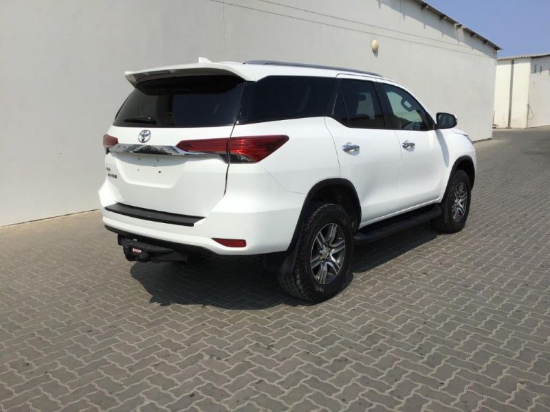 2017 Toyota Fortuner photo 2