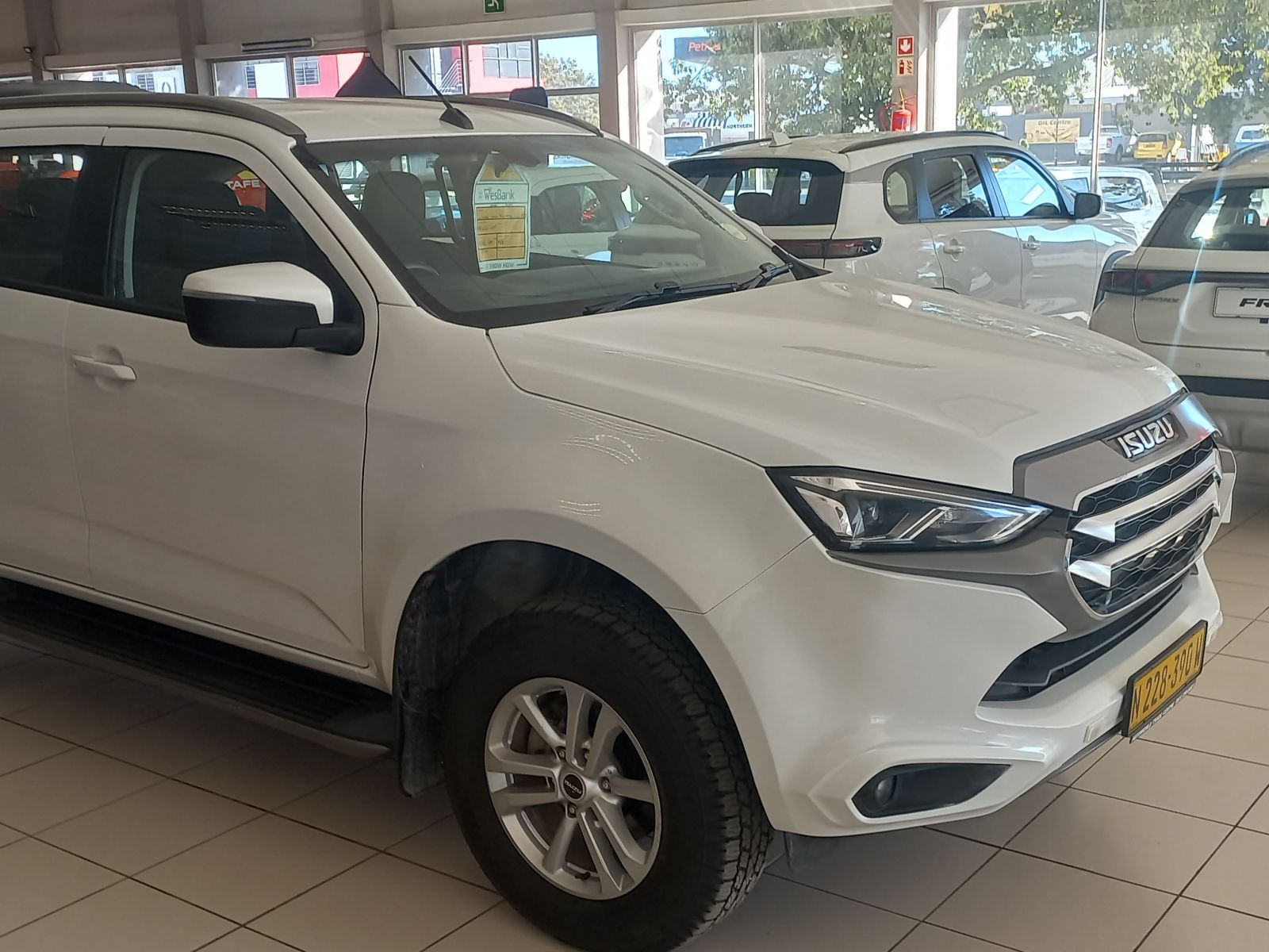 2022 Isuzu MU-X photo 1