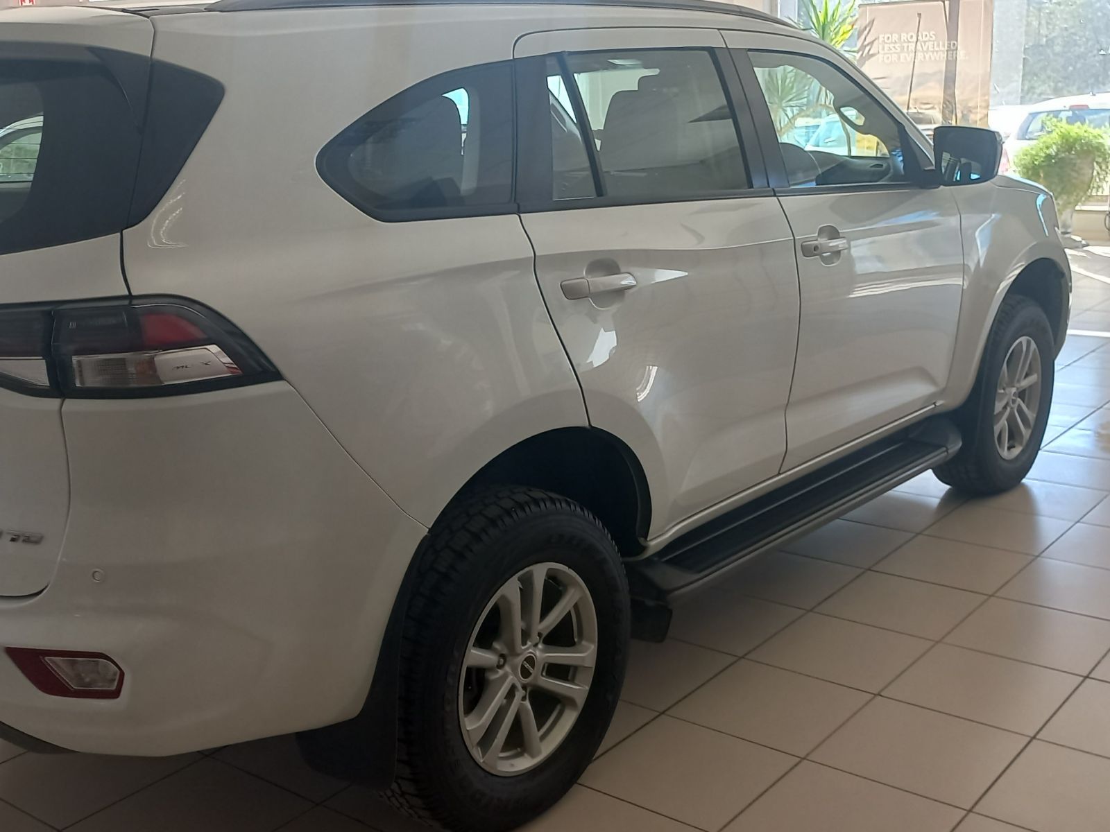 2022 Isuzu MU-X photo 3