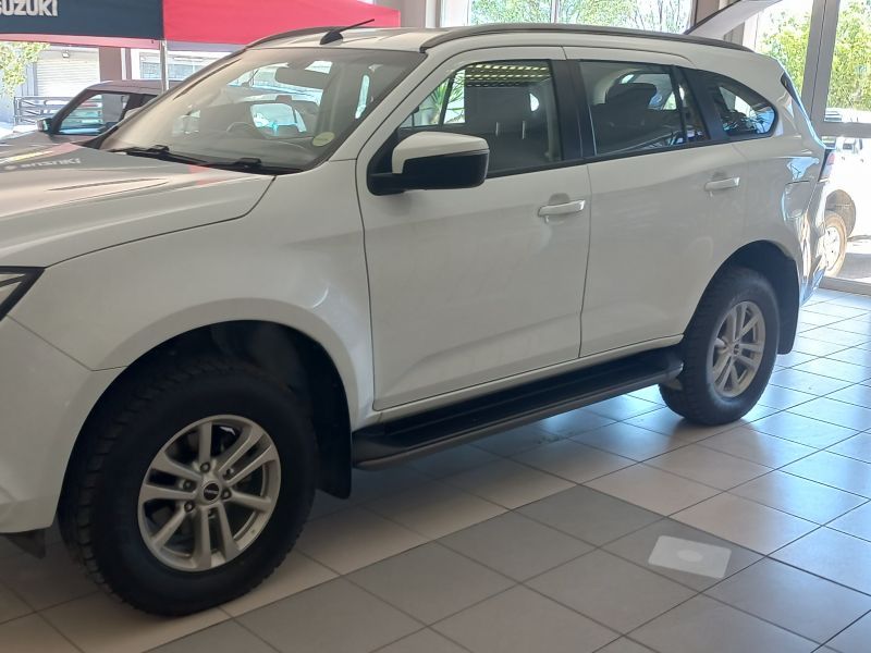 2022 Isuzu MU-X photo 4