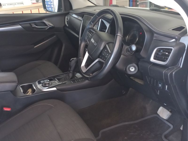 2022 Isuzu MU-X photo 6