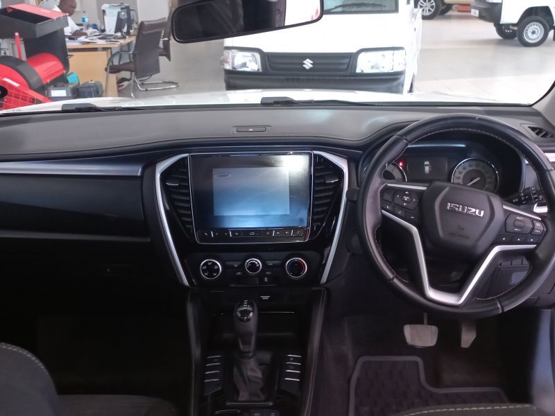 2022 Isuzu MU-X photo 8