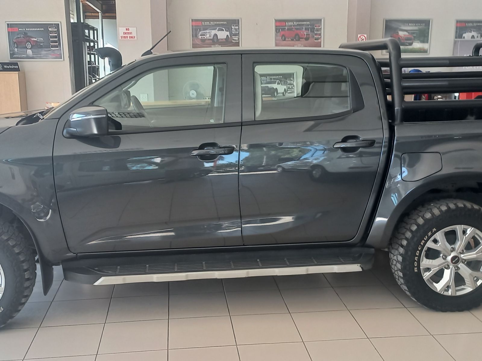2024 Isuzu D-MAX photo 2