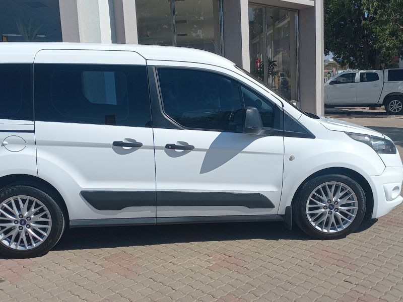 2015 Ford Tourneo photo 2