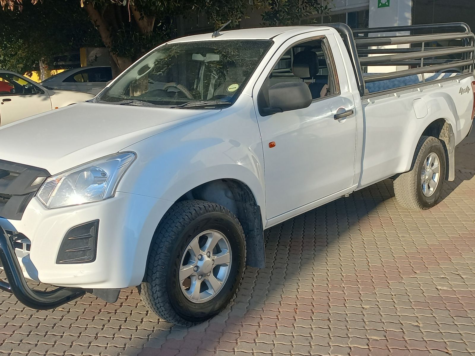 2021 Isuzu D-MAX photo 2