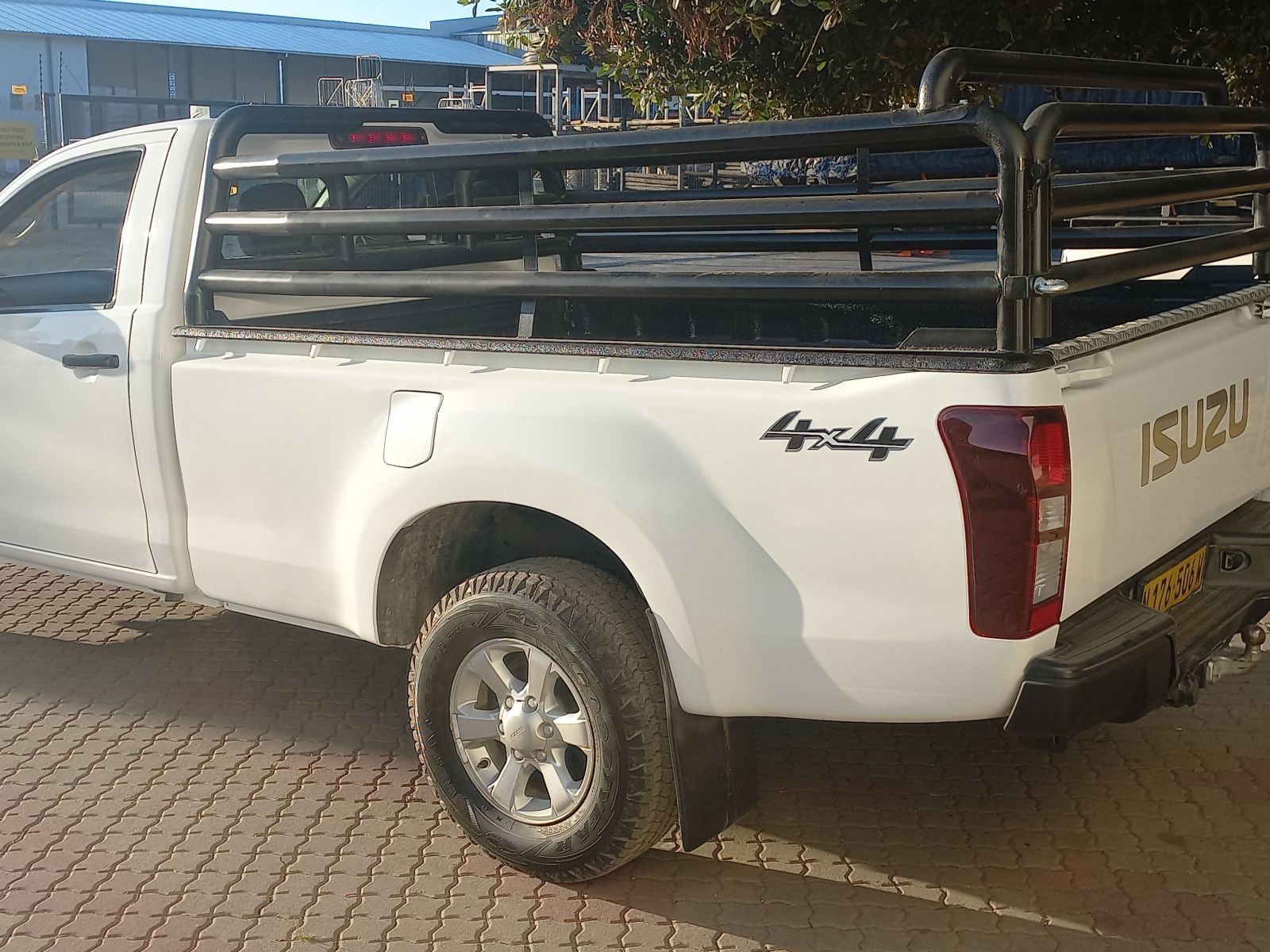 2021 Isuzu D-MAX photo 3