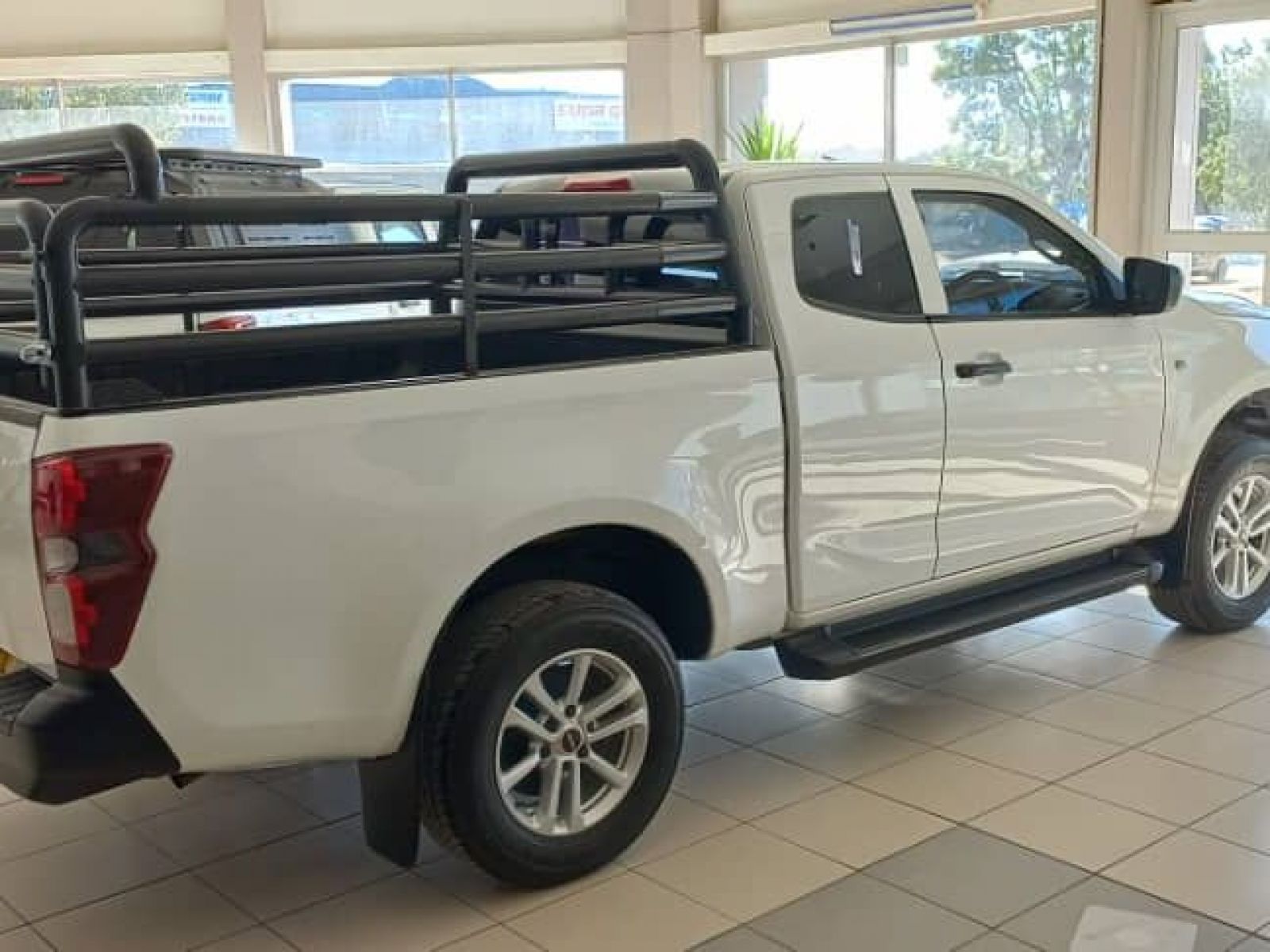2023 Isuzu D-MAX photo 3