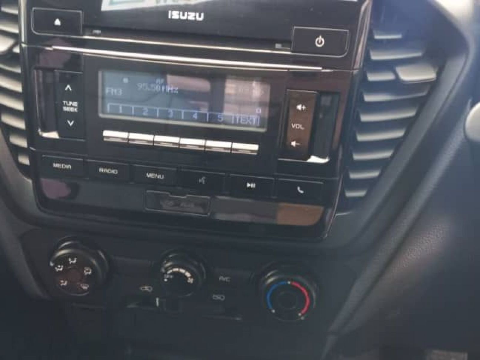 2023 Isuzu D-MAX photo 9