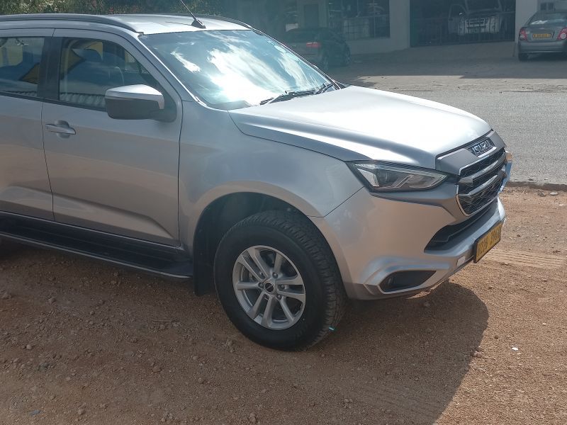 2023 Isuzu MU-X photo 1