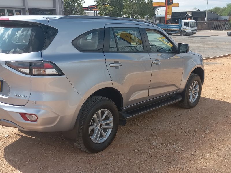2023 Isuzu MU-X photo 4