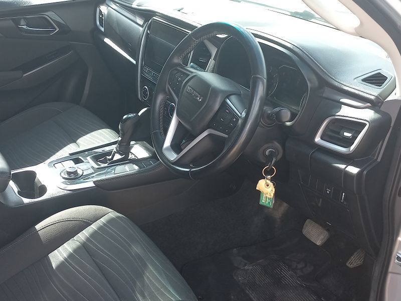 2023 Isuzu MU-X photo 6