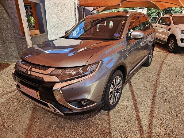 2021 Mitsubishi Outlander photo 1