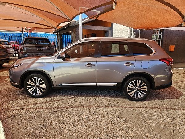 2021 Mitsubishi Outlander photo 2
