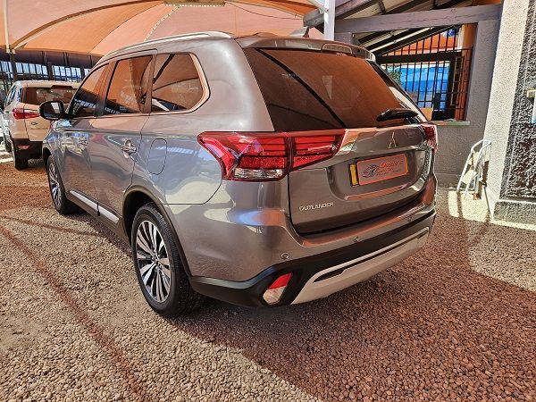 2021 Mitsubishi Outlander photo 3