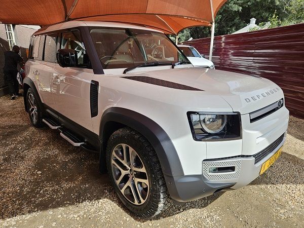 2020 Land Rover Defender photo 1