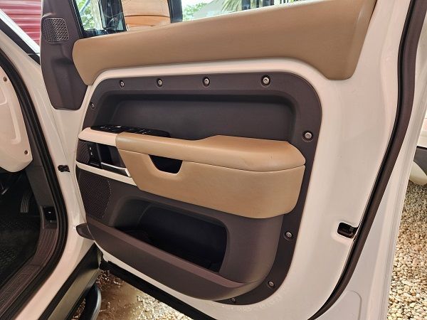 2020 Land Rover Defender photo 13
