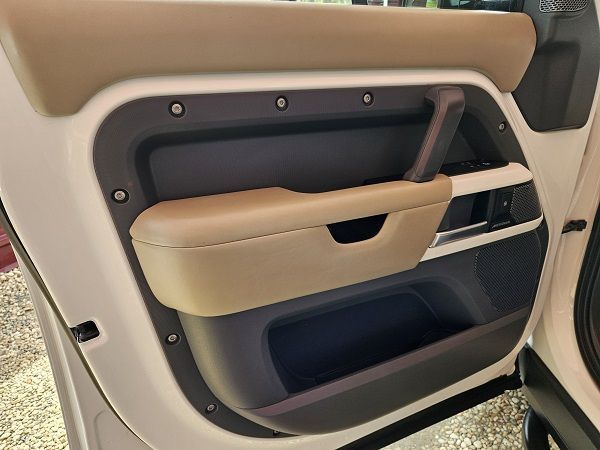2020 Land Rover Defender photo 14