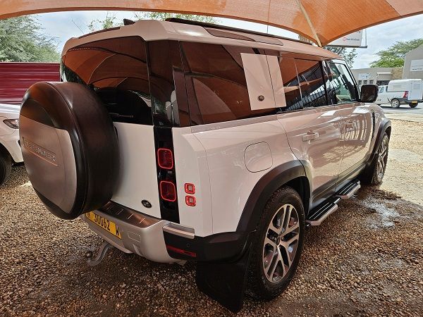 2020 Land Rover Defender photo 3