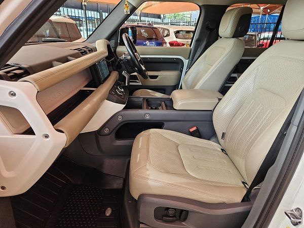 2020 Land Rover Defender photo 8