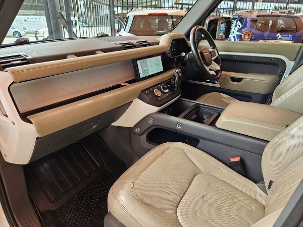 2020 Land Rover Defender photo 9