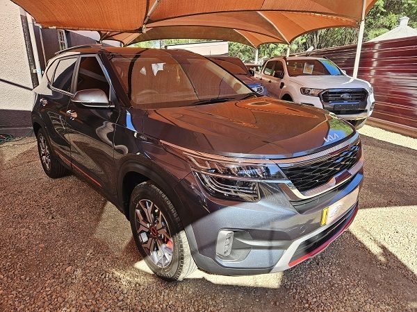 2023 Kia Seltos photo 1