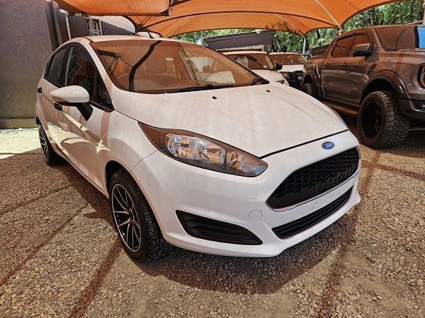 2017 Ford Fiesta photo 1