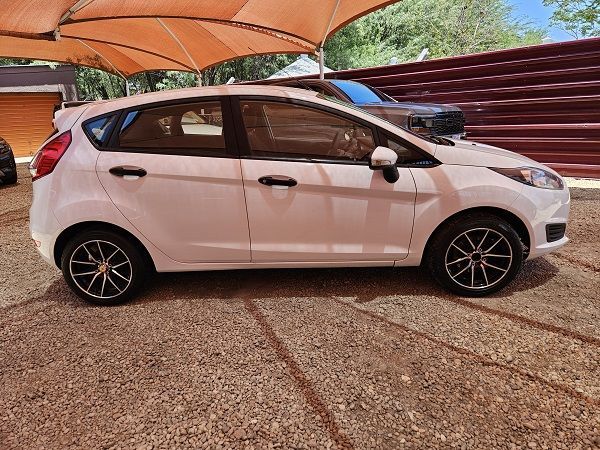 2017 Ford Fiesta photo 2