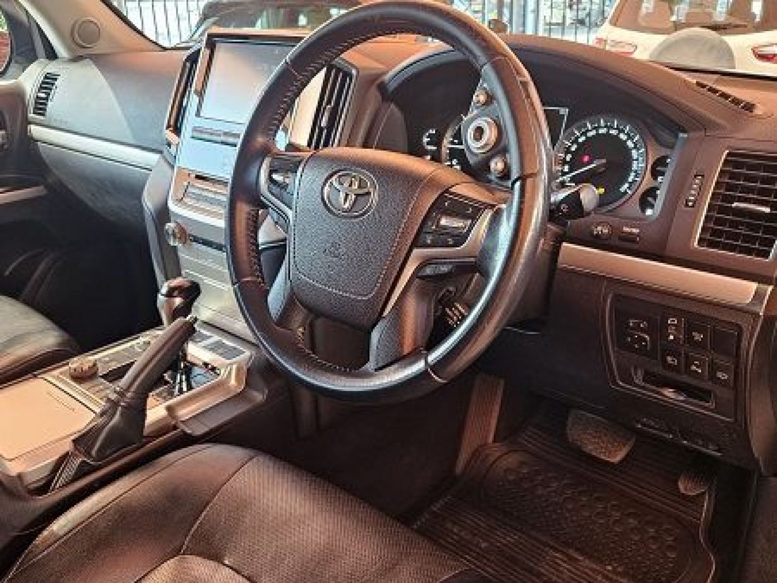 2020 Toyota Land Cruiser photo 8