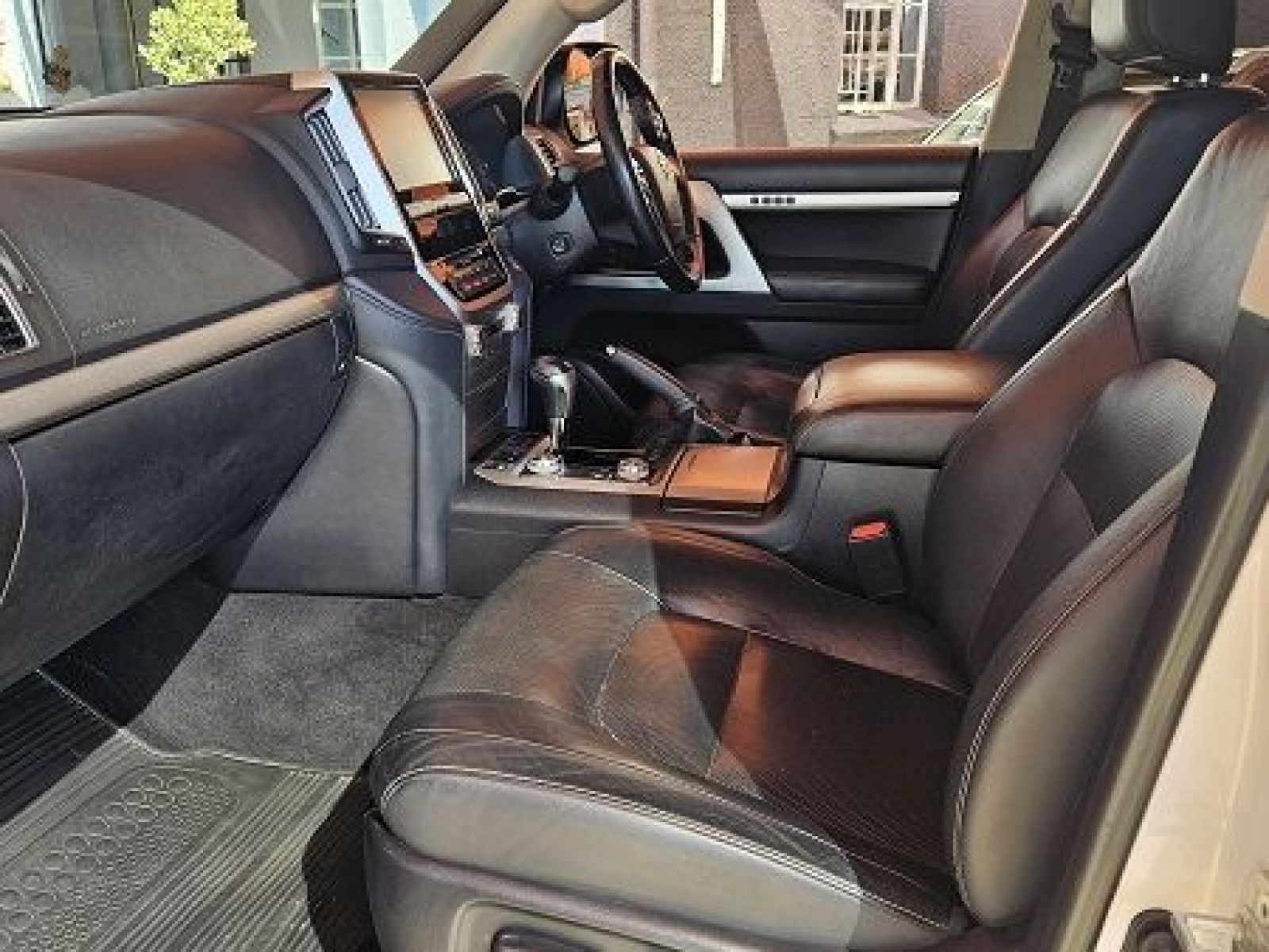 2020 Toyota Land Cruiser photo 9