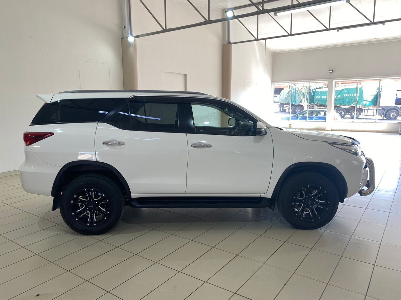 2018 Toyota Fortuner photo 2