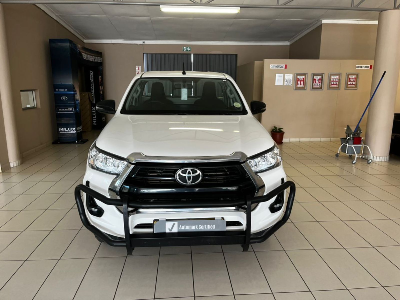 2023 Toyota Hilux photo 2