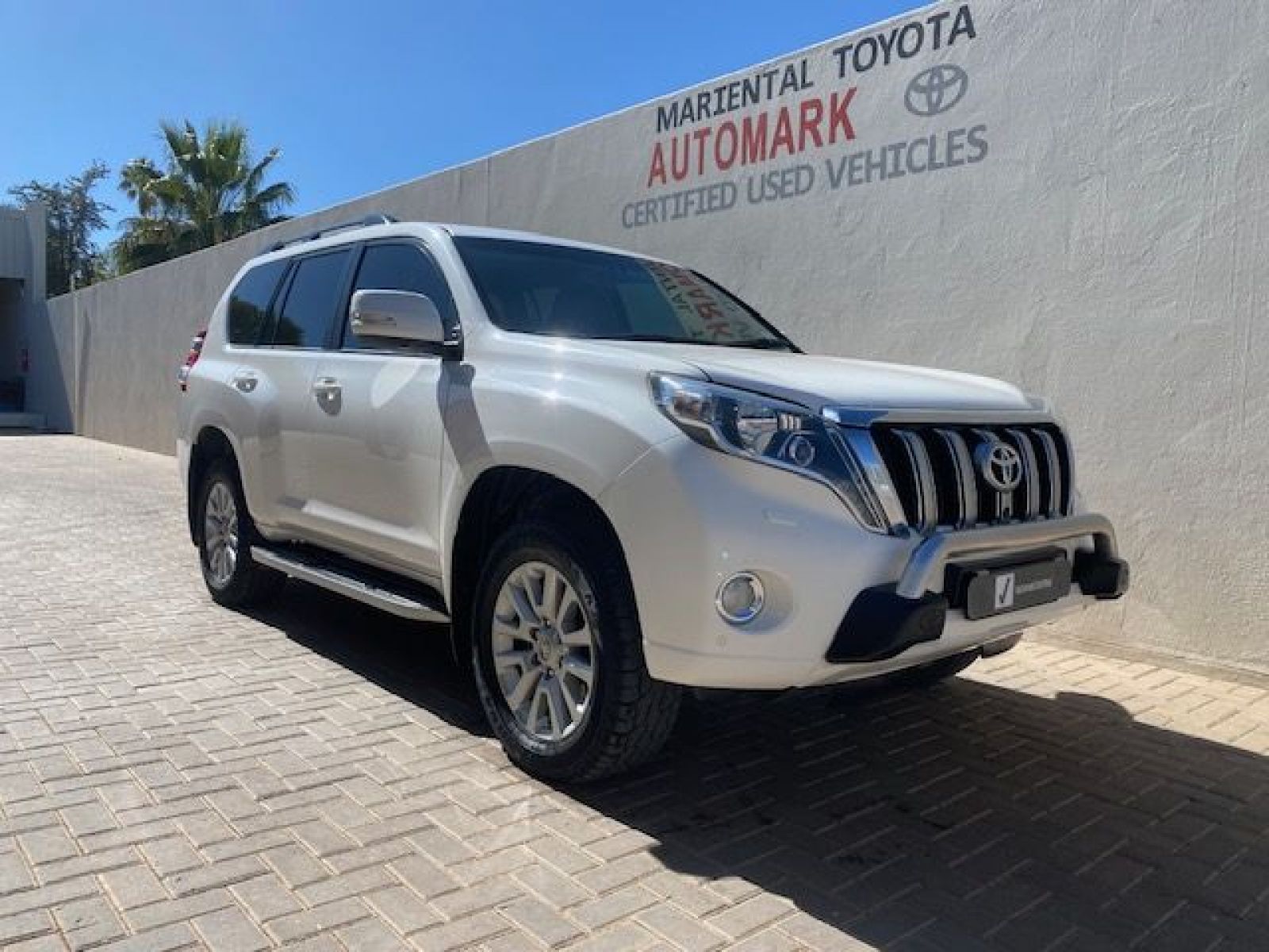 2016 Toyota Land Cruiser photo 1
