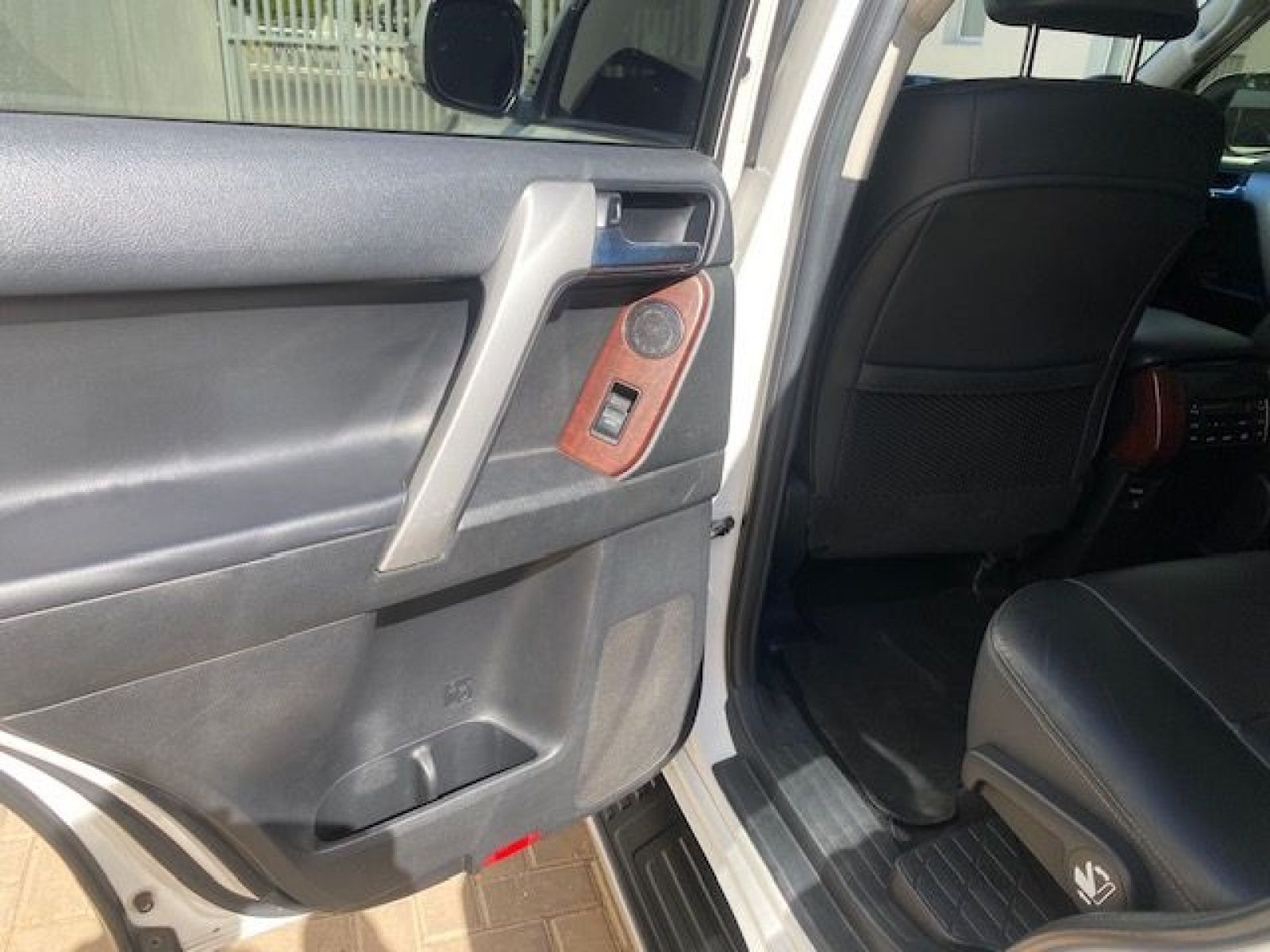 2016 Toyota Land Cruiser photo 12