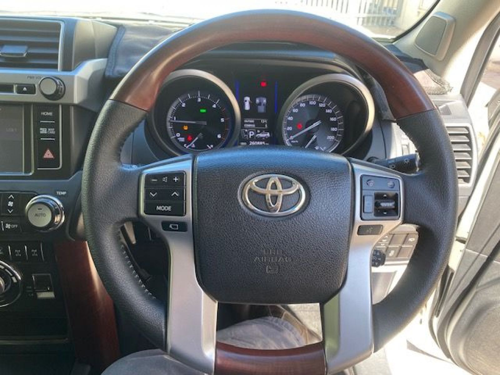 2016 Toyota Land Cruiser photo 19