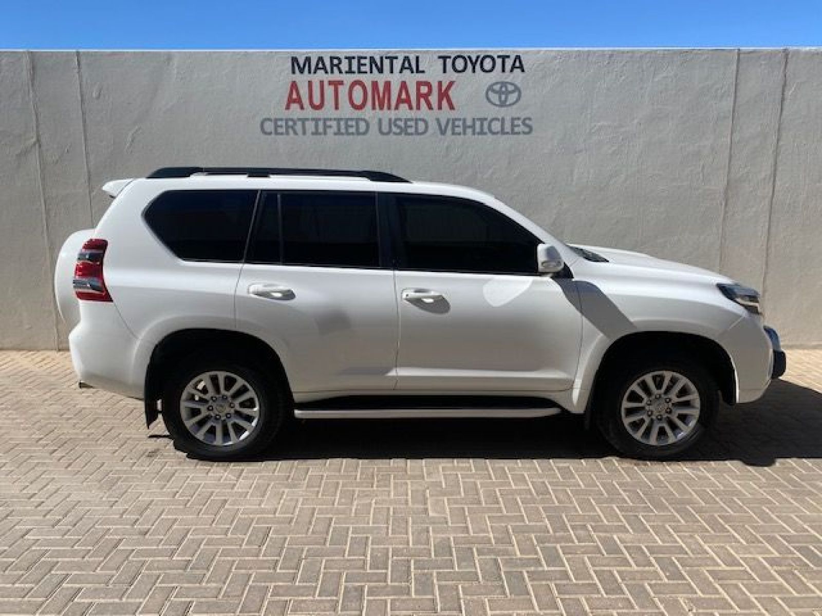 2016 Toyota Land Cruiser photo 2