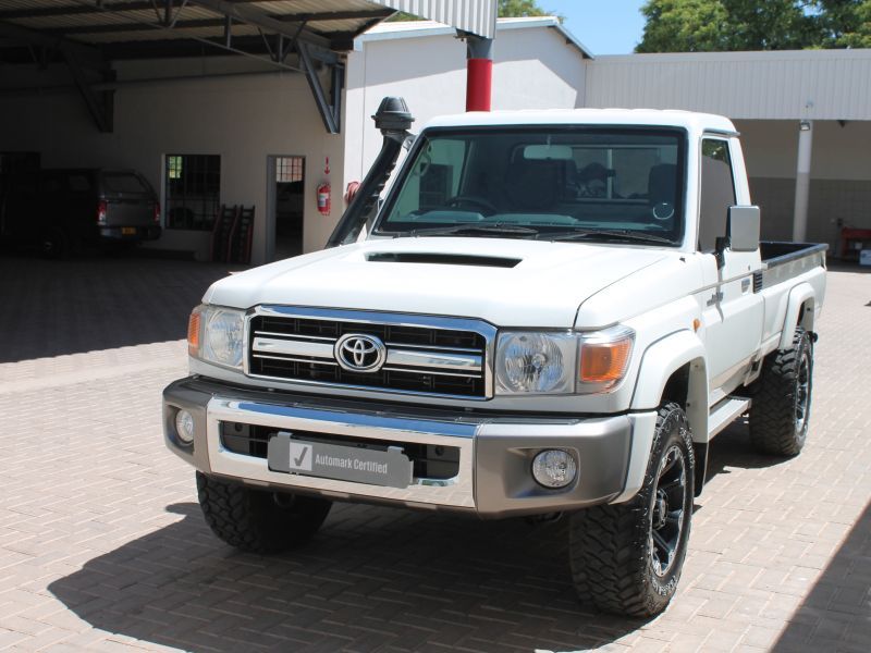 2018 Toyota Land Cruiser photo 3