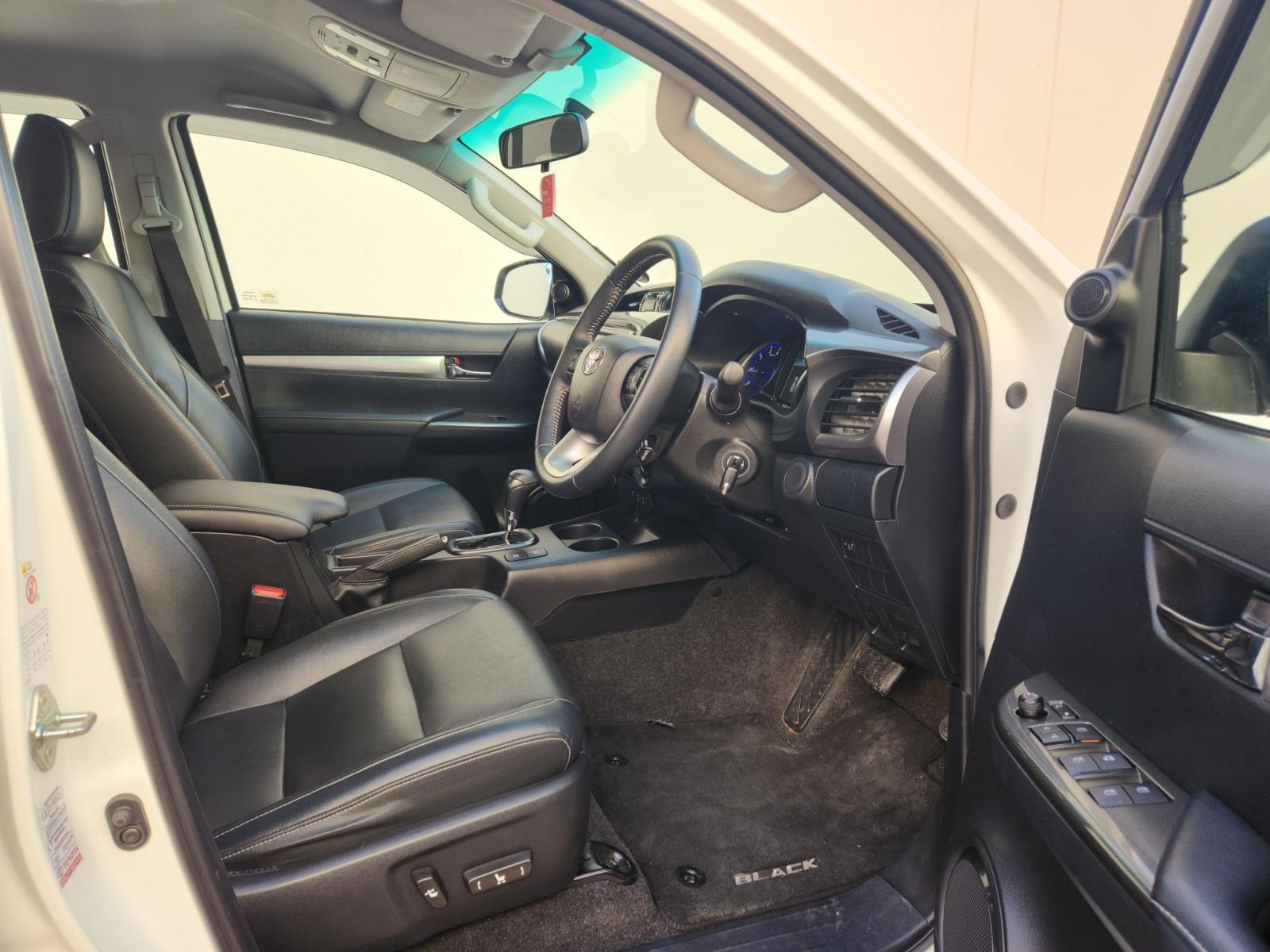 2017 Toyota Hilux photo 9