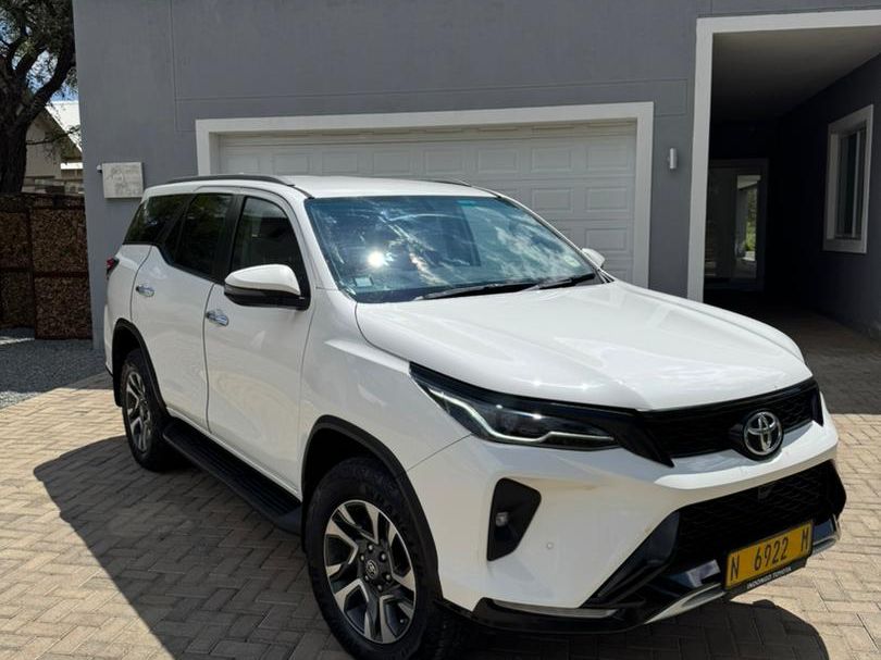 2023 Toyota Fortuner photo 1