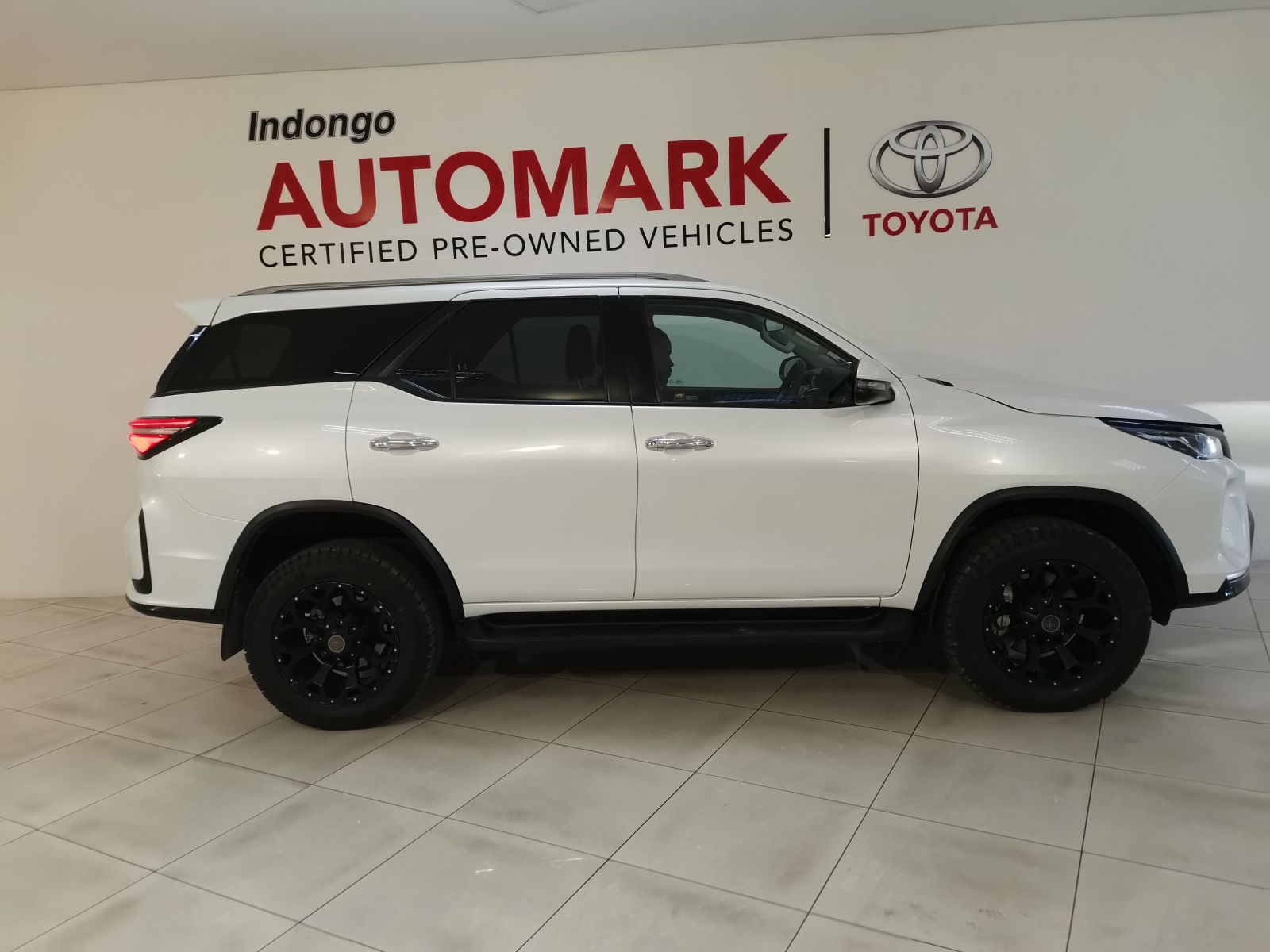 2023 Toyota Fortuner photo 2