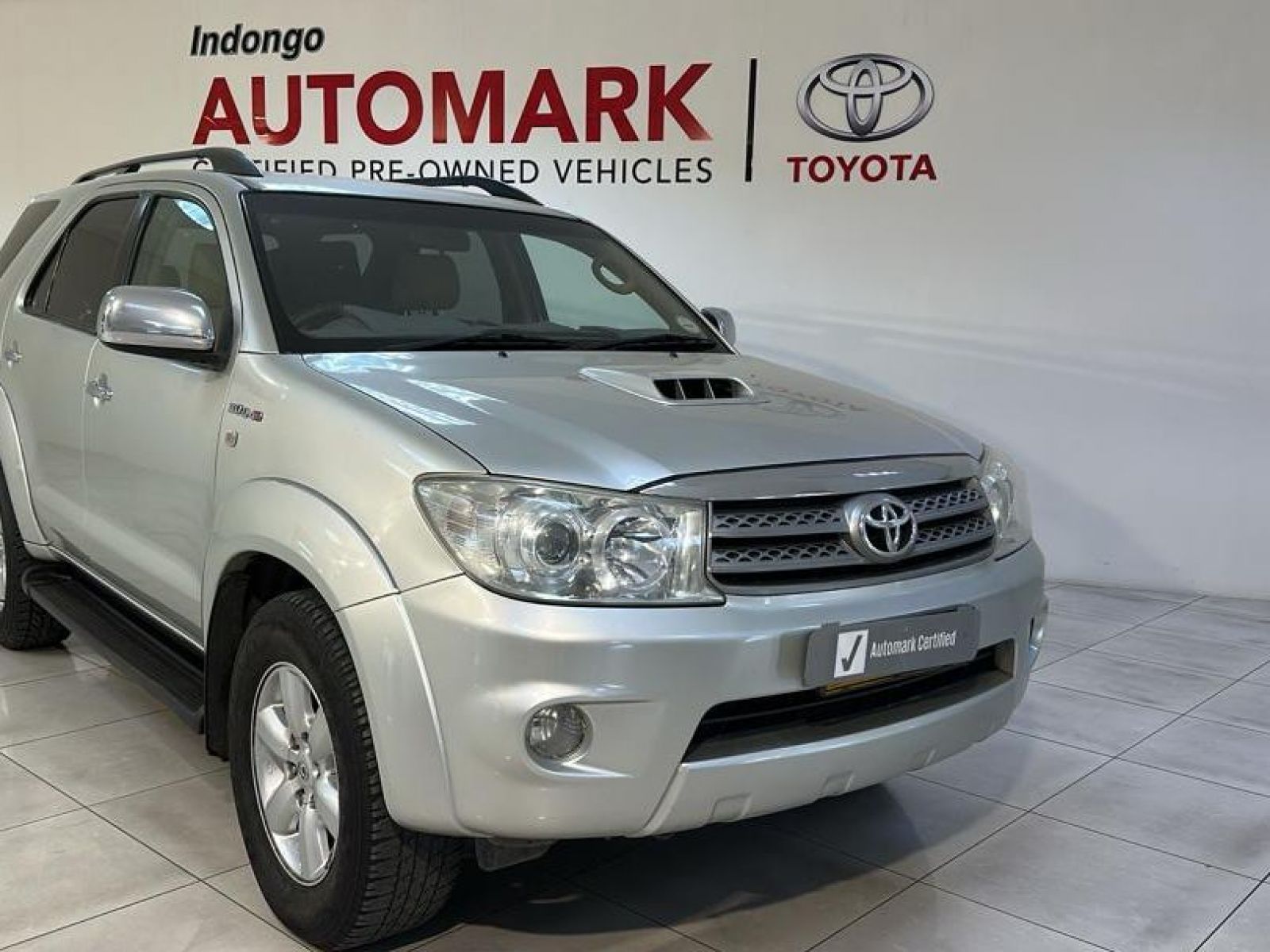 2010 Toyota Fortuner photo 1