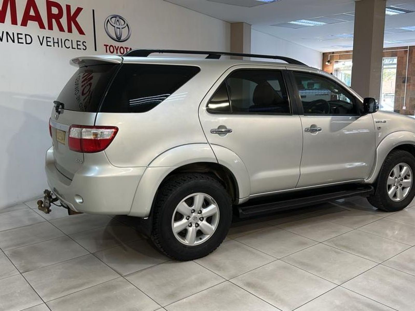 2010 Toyota Fortuner photo 2
