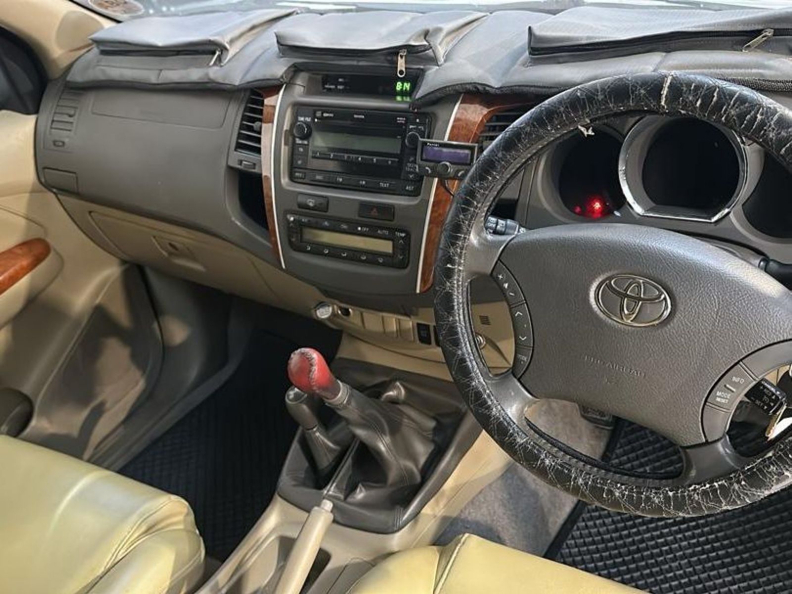2010 Toyota Fortuner photo 4