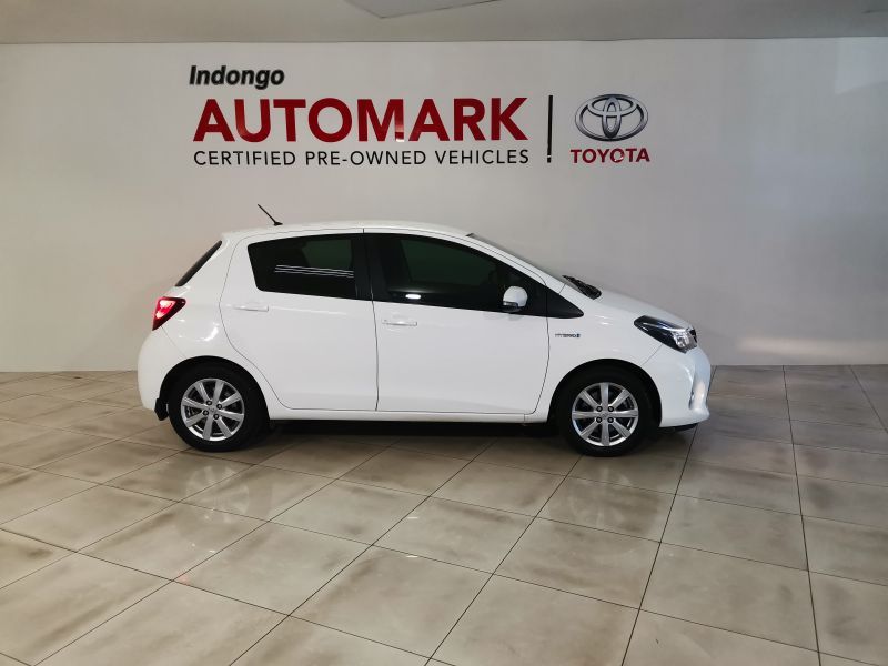 2016 Toyota Yaris photo 2