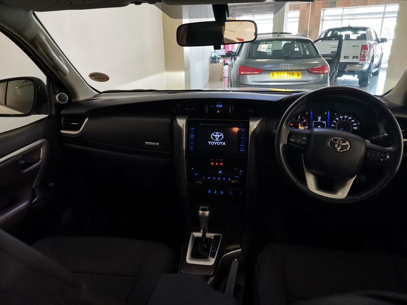 2016 Toyota Fortuner photo 3