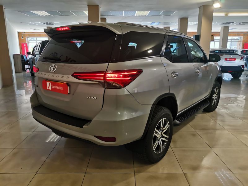 2018 Toyota Fortuner photo 2