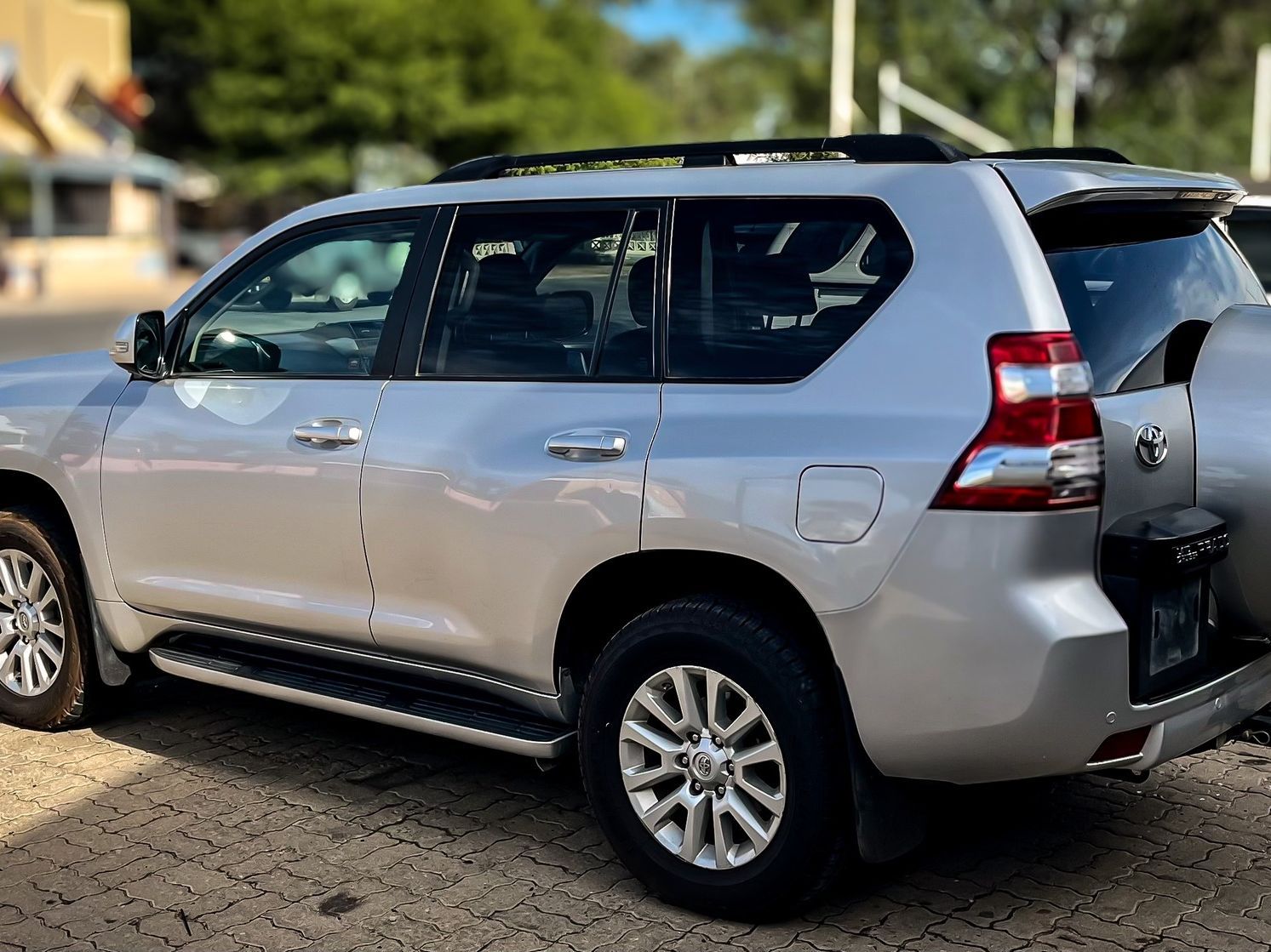 2014 Toyota Prado photo 3