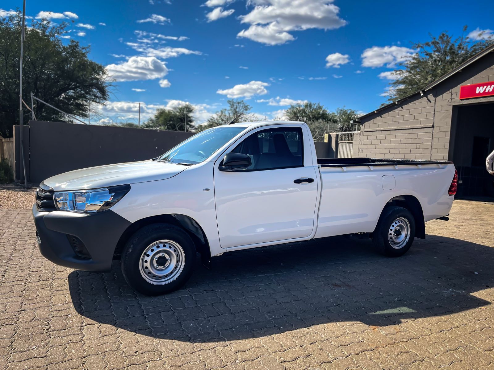 2024 Toyota Hilux photo 2