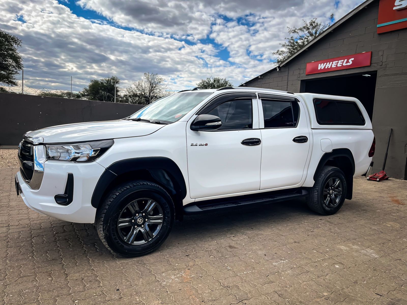 2022 Toyota Hilux photo 2