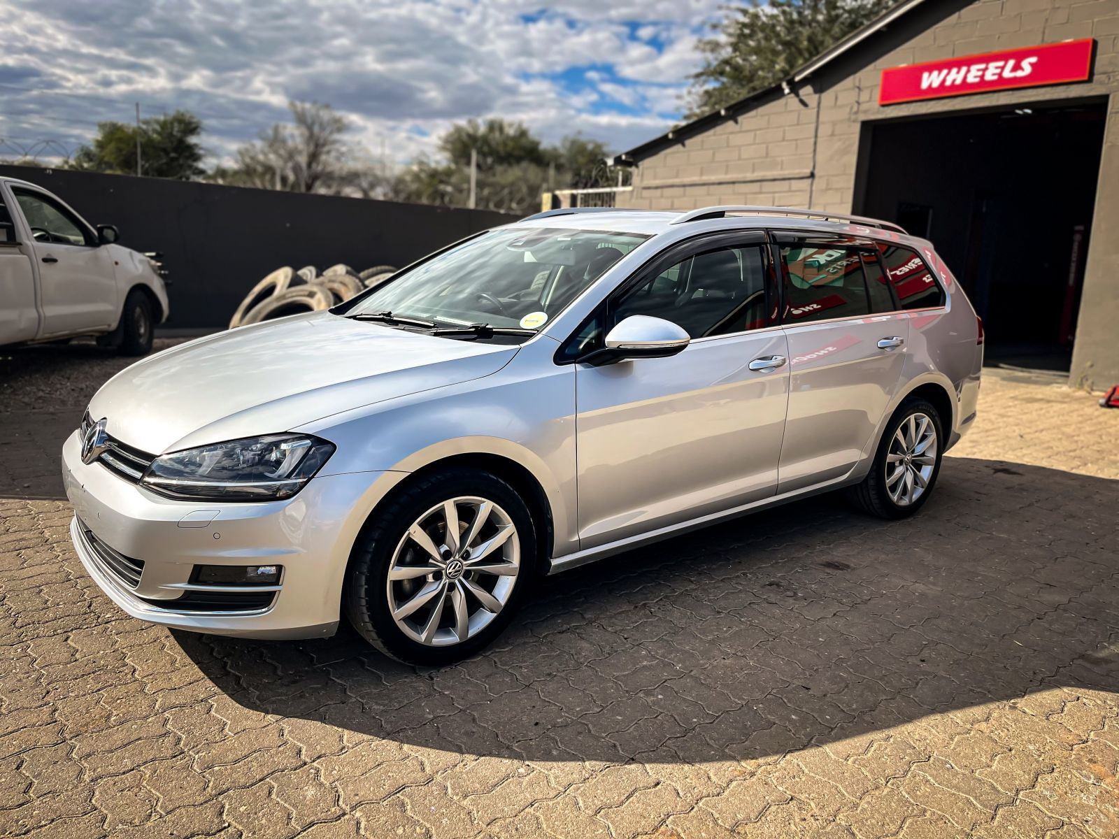 2015 Volkswagen Golf photo 2
